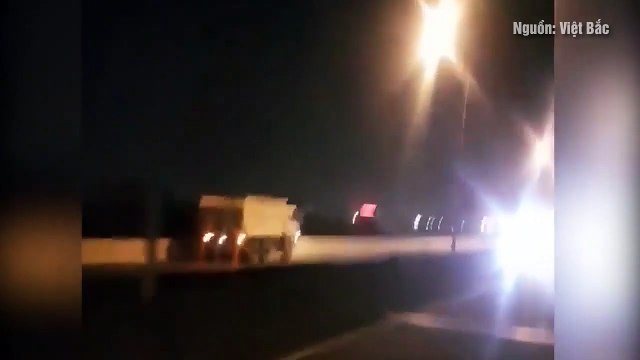 Xe ben chạy ngược chiều tốc độ cao trên cao tốc TP.HCM - Long Thành