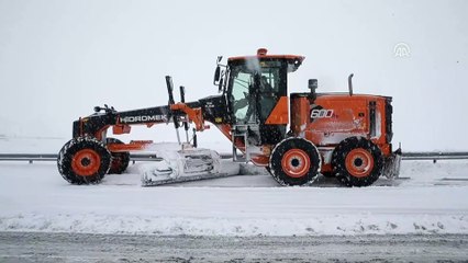 Kar ve tipi sürücülere zor anlar yaşattı - VAN