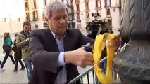 Un concejal del PP retira los lazos amarillos del Ayuntamiento de Barcelona