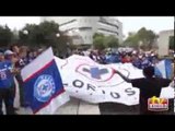 Afición de Cruz Azul apoyan a las afueras del hotel de concentración