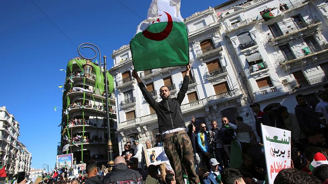 Algérie : le régime maintient le cap malgré la révolte qui monte