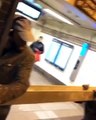 Un homme tente de prendre le métro avec une poutre de plusieurs mètres de long