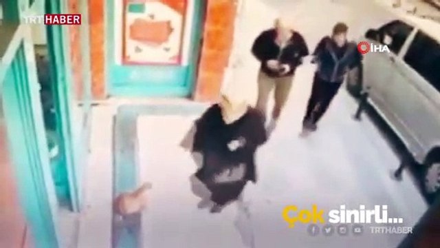 Marketin önünde bekleyen kedi erkeklere ve köpeklere saldırıyor