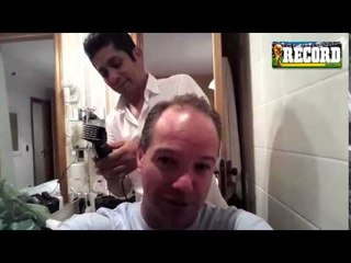 Jorge Campos muestra sus dotes de estilista y le corta el cabello a Luis García