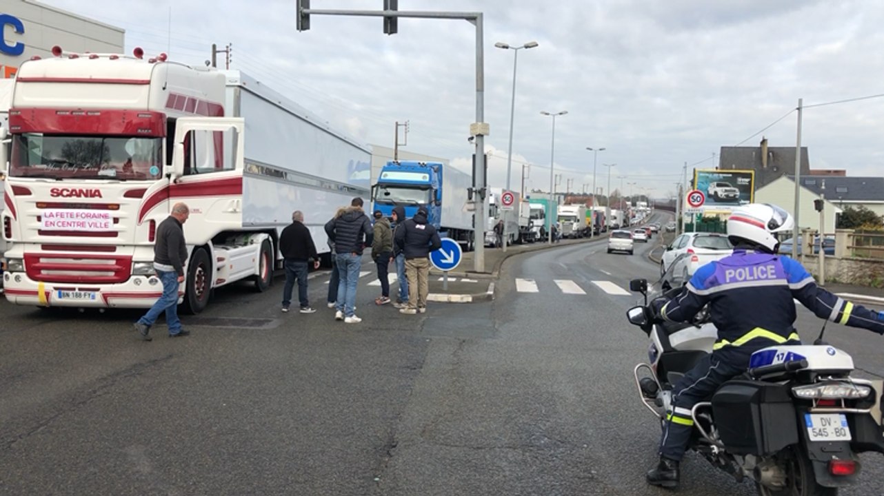 Au Mans, opération escargot avec 125 camions de forains