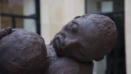 Installation de la statue d’Ousmane Sow