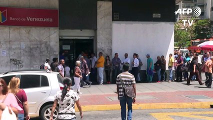 Longas filas por dois dólares na Venezuela