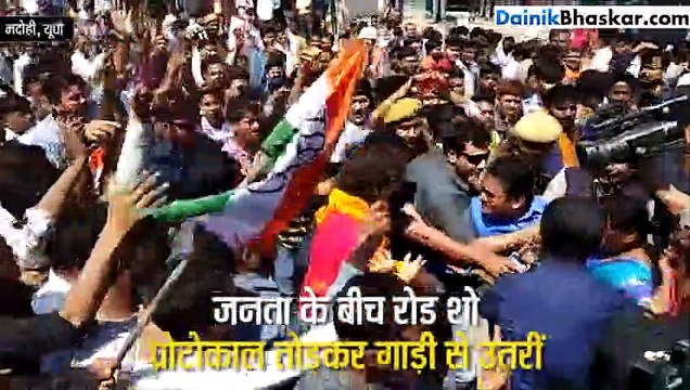 रोड शो में प्रोटोकॉल तोड़ यूं जनता के बीच जा पहुंची प्रियंका गांधी