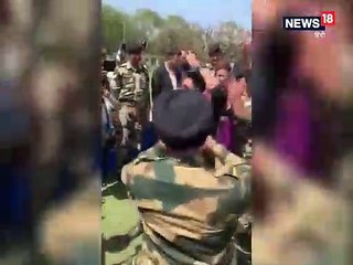 सेना के जवानों के साथ होली मनाने पहुंचे अक्षय, हाथों पर चलकर दिखाया स्टंट