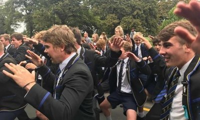 Onlarca liseli Yeni Zelanda'da ölenler için Haka Dansı yaptı