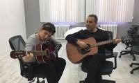 Biyonik ele kavuştu, Haluk Levent ile gitar çaldı