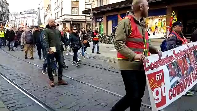 Début du cortège des manifestants rassemblés pour la journée d'action du 19 mars à Strasbourg