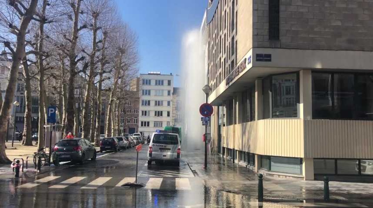 Une fuite d’eau provoque une fontaine de plusieurs mètres dans le centre de Bruxelles