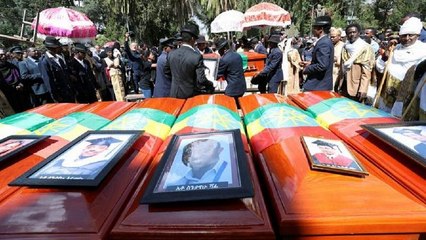 Ethiopian Airlines : les familles des victimes enterrent des sacs de terre [No Comment]