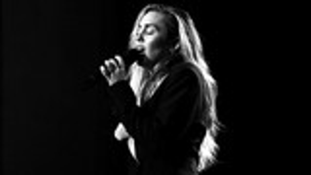 Miley Cyrus Mourns 'The Voice' Contestant Janice Freeman With "Amazing Grace" Funeral Performance | Billboard News