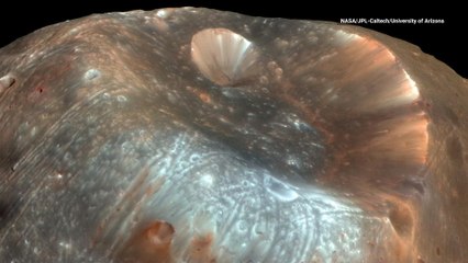 Mars' Moon Gets its Colors from Powder Flowing Across its Surface