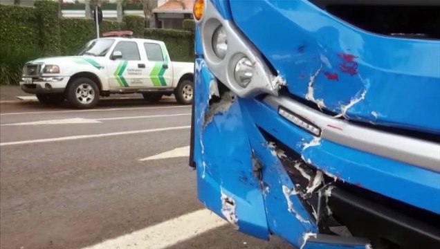 Ônibus se envolve em colisão de trânsito na Avenida Tancredo Neves