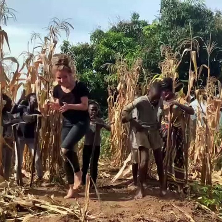 Une fille fait une belle battle de danse avec un enfant ougandais !