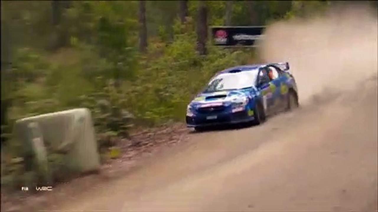 Un pilote de rallye se prend un ballot de paille : voiture détruite