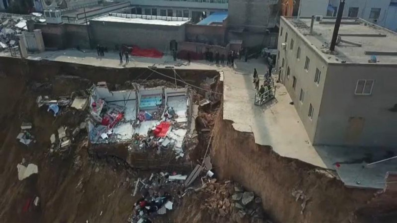 Στους 15 οι νεκροί από κατάρρευση κτιρίου στην...
