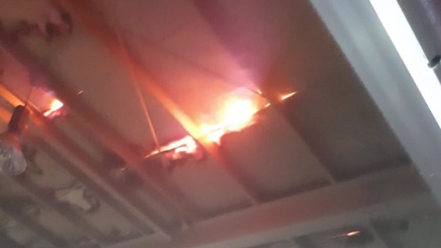 충북 보은 공장 화재‥고속도로서 차량 2대 불타 / YTN