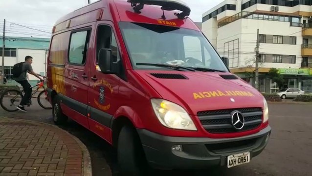 Mulher fica ferida após colisão entre carros