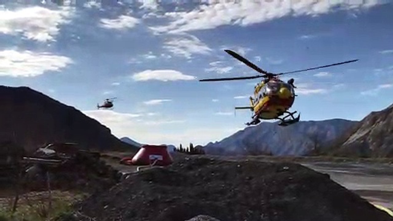 Les hélicoptères se succèdent à Clans pour emmener les pompiers vers la zone de l'incendie