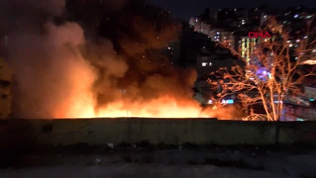 Şişli'de Hurda Deposu Alev Alev Yanıyor