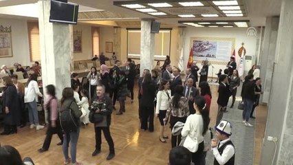 Türk Sanatçı Kırgızistan'da Down Sendromlu Gençlere Fotoğrafı Sevdirdi