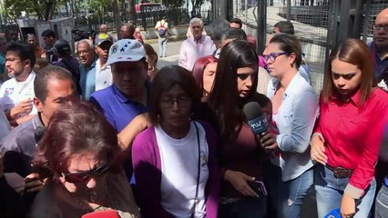 Policías y militares bloquean marcha de sindicalistas opositores