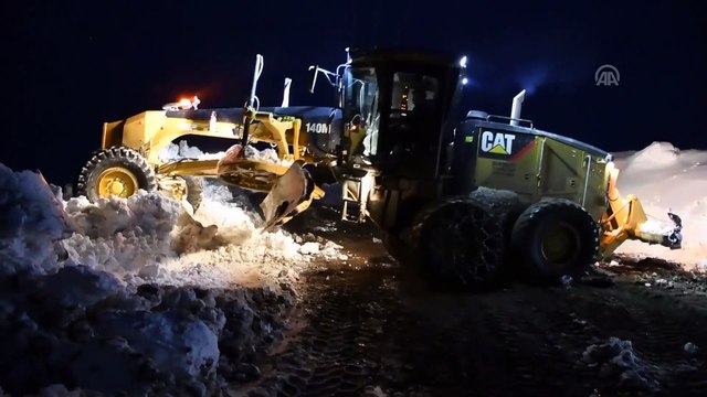 İki metreyi aşan karla dört gündür mücadele ediyorlar - AĞRI