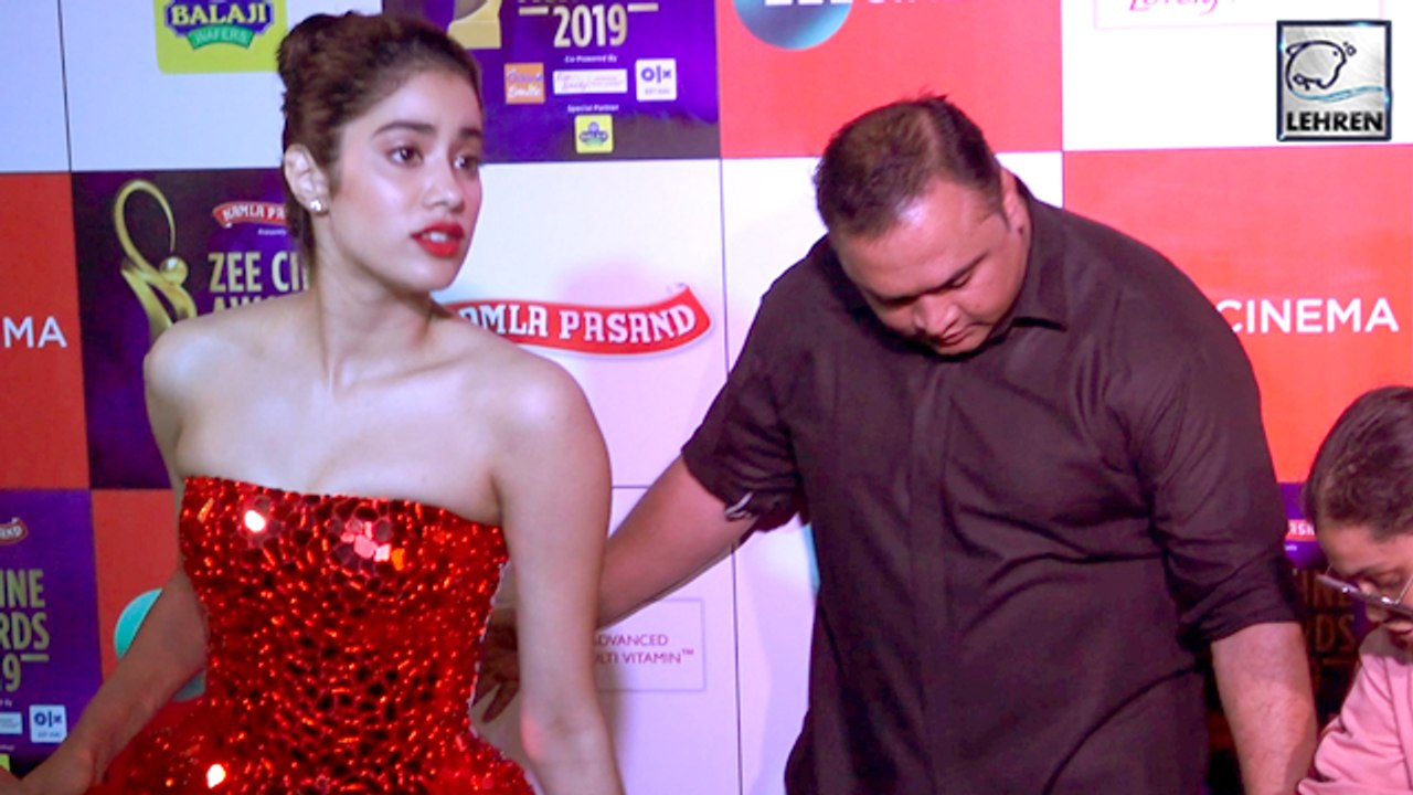 Zee Cine Awards 2019: Janhvi Kapoor Gets Angry As Her Gown Gets Stamped On By A Staff