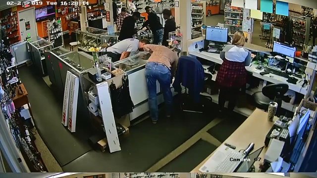 Trois jeunes tentent de voler une arme dans une armurerie...