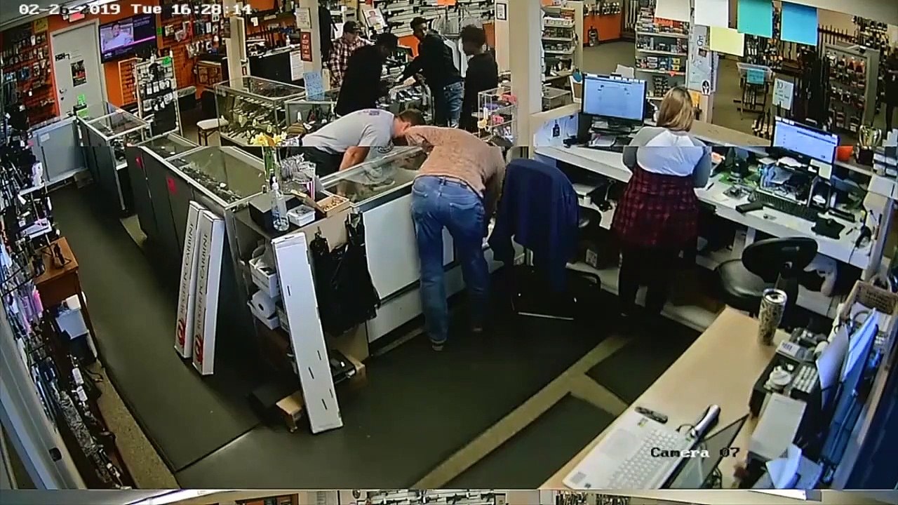 Trois jeunes tentent de voler une arme dans une armurerie...