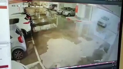 Un automobiliste confond l’accélérateur et le frein en entrant dans un parking