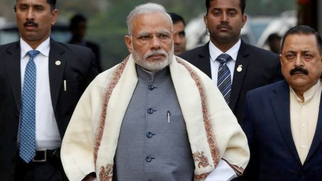 సెక్యూరిటీ గార్డులతో మోదీ సమావేశం...!! | Oneindia Telugu