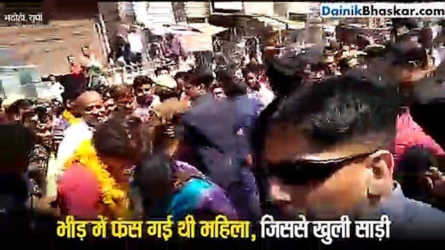 Video: जब प्रियंका गांधी के रोड शो में खुल गई एक महिला की साड़ी