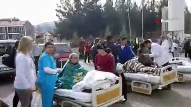 Deprem sonrası Acıpayam Devlet Hastanesi'ndeki hastalar tahliye ediliyor