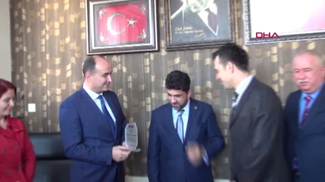 Aydın Yolda Bulduğu Bayrağı Yerden Kaldıran Şoför Altınla Ödüllendirildi