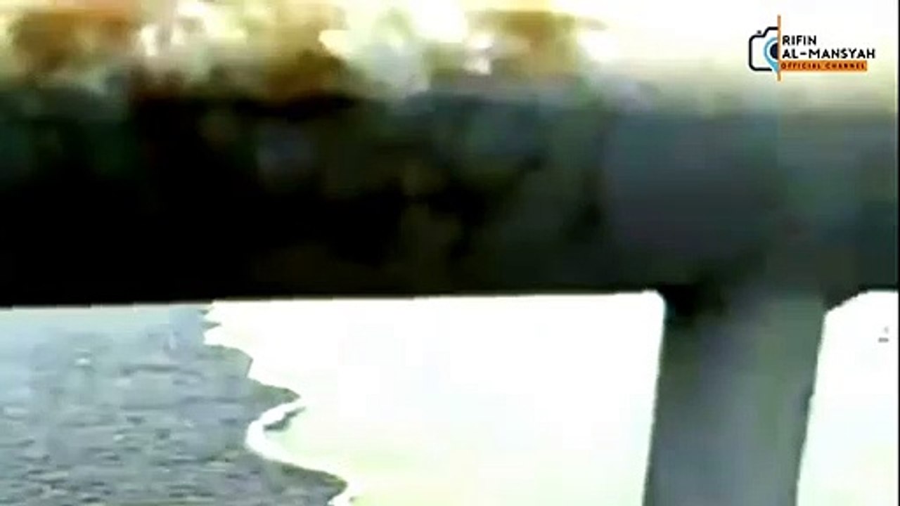 Laut Yang Terpisah di Suramadu Jawa Timur