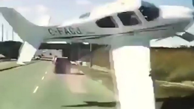 Un automobiliste se fait couper la route par un avion