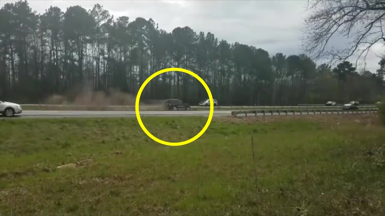 Un automobiliste se crash juste devant le cortè...