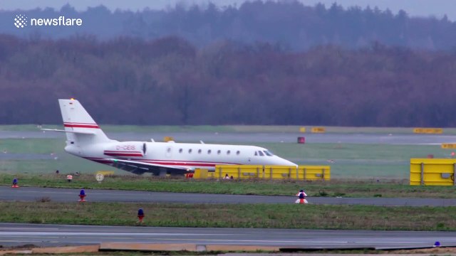 Watch as Cessna plane rocks from side to side and wing nearly touches runway in 120kph crosswind landing