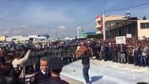 Report TV - Vijon protesta e fermerëve të Lushnjes, bllokojnë rrugën dhe derdhin qumështin