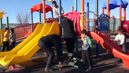 Boru içerisine sıkışan kuşu itfaiye kurtardı - SİVAS