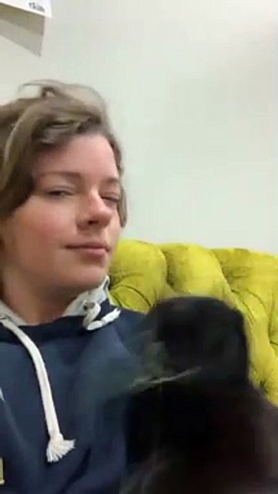 Un chat éternue sur sa maîtresse