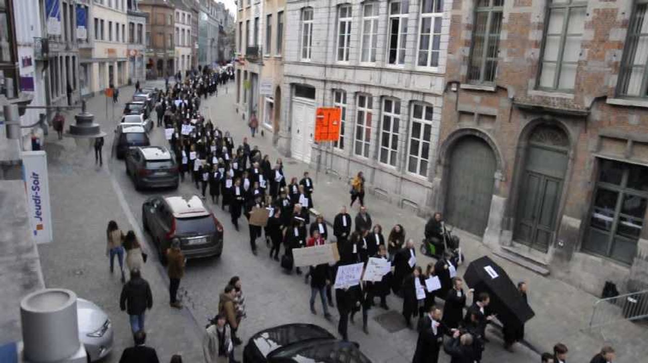 Mons: les magistrats manifestent