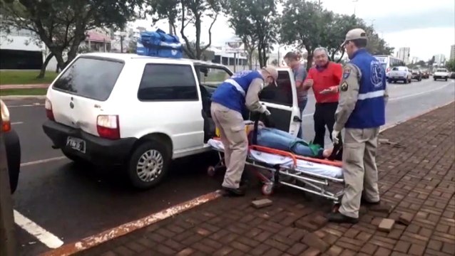 Colisão envolve dois carros e uma moto na Avenida Tancredo Neves