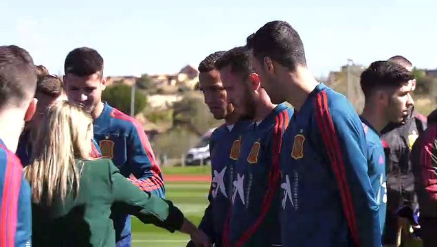 Los Internacionales de la Selección Española de Fútbol posan junto a Juan José Hidalgo