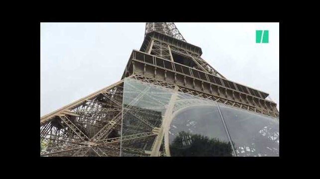 Les premières images de la barrière de verre installée autour de la Tour Eiffel